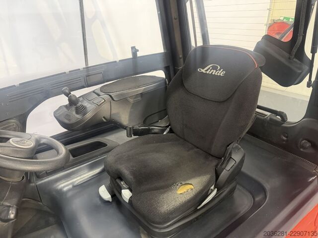 Electric 4-wheel forklift Linde E30L-01