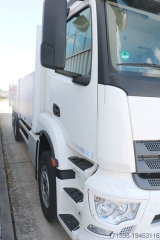Vrachtauto met open laadbak MERCEDES-BENZ Antos 2641L Prits. / Staplerhaltg. Stahltransp.