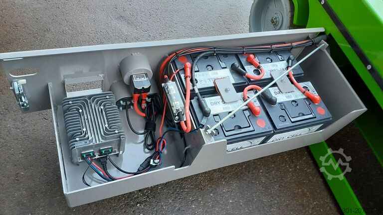 Scissor lift with automatic stabilizers FRONTEQ FS0812L