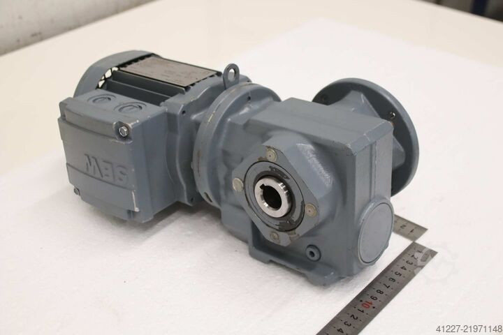 Motoréducteur 0,55 kW, 55 tr/min SEW-Eurodrive SAF 37 DR63M4/TF