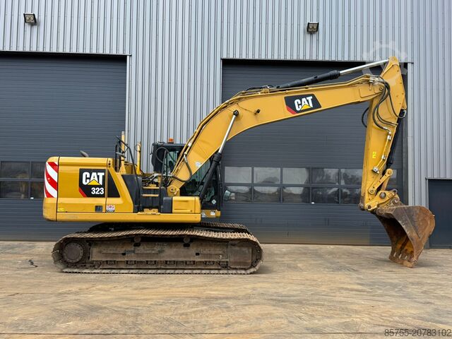 Crawler excavator Caterpillar 323