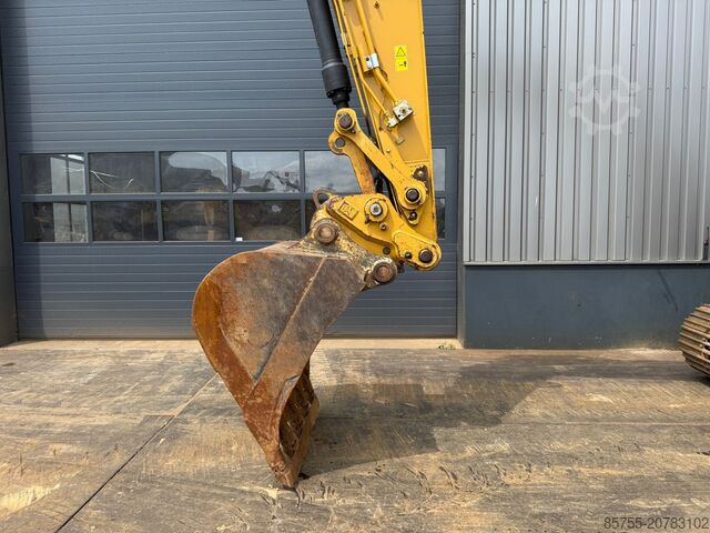 Crawler excavator Caterpillar 323