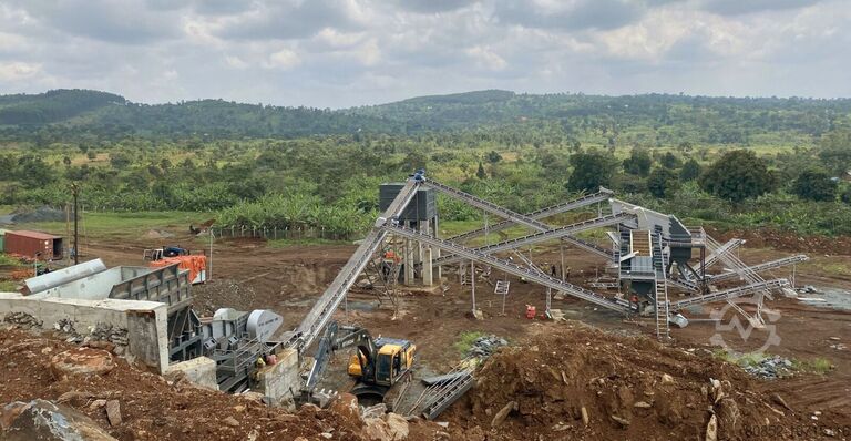 Zúzóüzem Polygonmach 350 tons per hour stationary crushing, screenin...