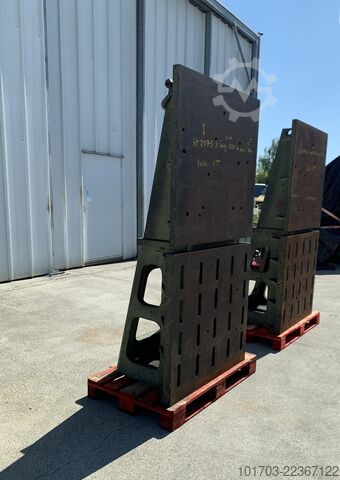 Pair of cast iron angle plates Paire d'équerres en fonte 2075 x 1000 x 700 mm
