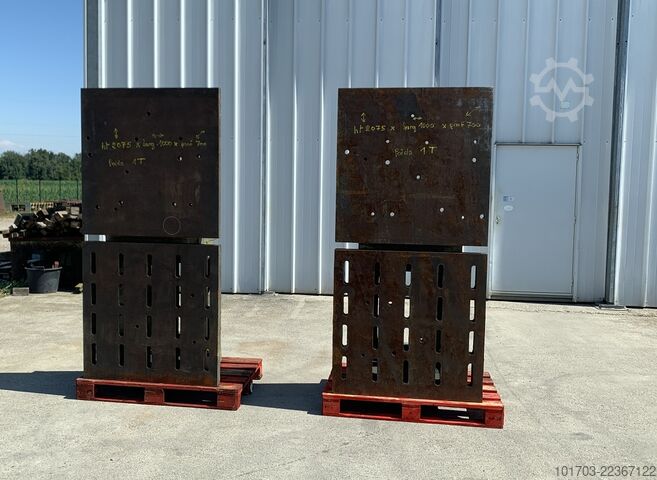 Pair of cast iron angle plates Paire d'équerres en fonte 2075 x 1000 x 700 mm