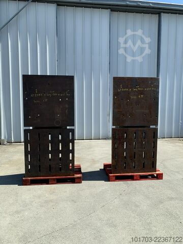 Pair of cast iron angle plates Paire d'équerres en fonte 2075 x 1000 x 700 mm