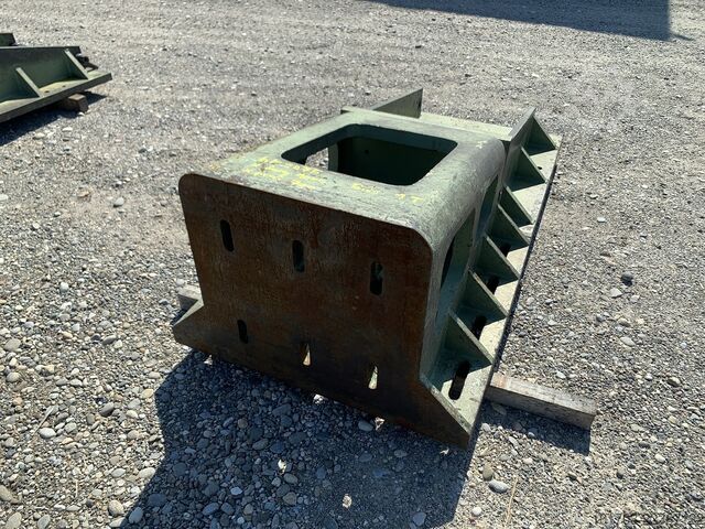 Pair of cast iron angle plates Paire d'équerres en fonte 2075 x 1000 x 700 mm