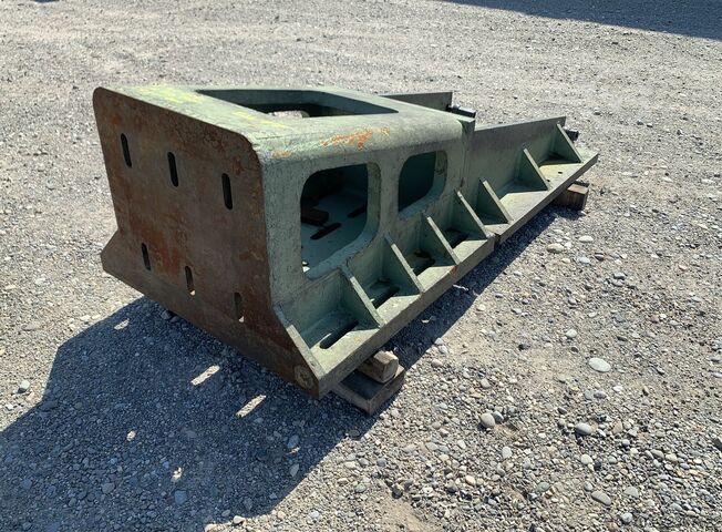 Pair of cast iron angle plates Paire d'équerres en fonte 2075 x 1000 x 700 mm