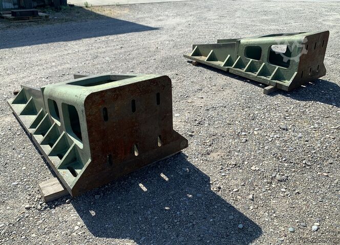 Pair of cast iron angle plates Paire d'équerres en fonte 2075 x 1000 x 700 mm