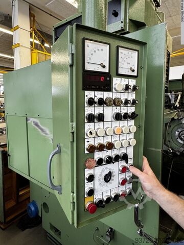 Gear Hobbing and Shaping Mach. -combined LIEBHERR L 652