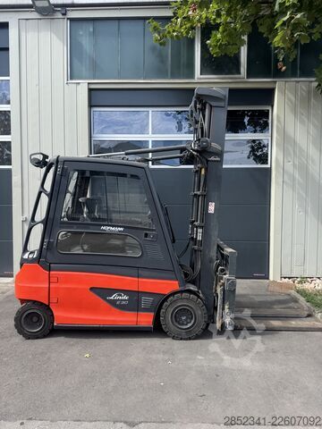 Gaffeltruck Linde E30L mit teleskopierbaren Zinken