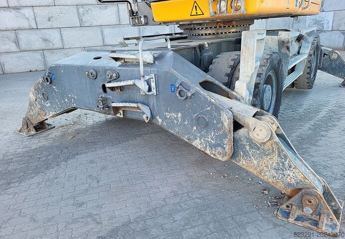 Manutentionnaire LIEBHERR LH30M