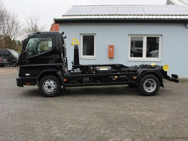 Kampós konténerszállító teherautó Fuso Canter FUSO 9C18  City Abrollkipper Hooklift Black Edition