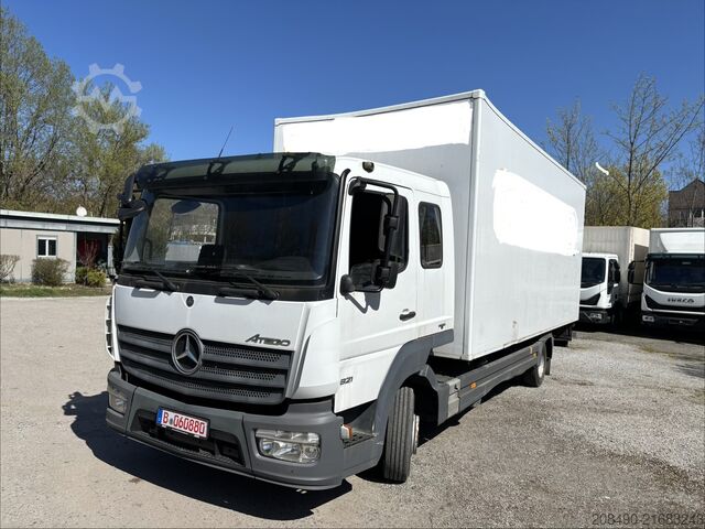 Lastbil med kasseopbygning, lift bagpå (LBW), lavt lad (FFH) og aircondition. Mercedes-Benz ATEGO 821 L, FFH