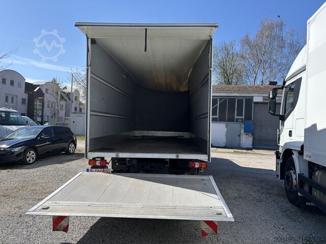 Lastbil med kasseopbygning, lift bagpå (LBW), lavt lad (FFH) og aircondition. Mercedes-Benz ATEGO 821 L, FFH