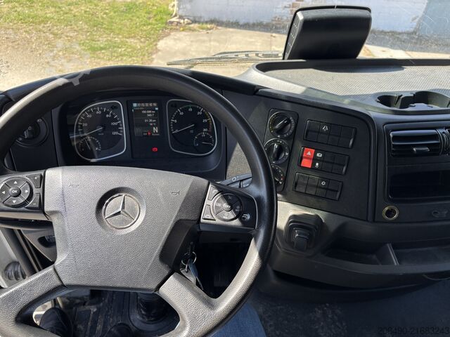 Lastbil med kasseopbygning, lift bagpå (LBW), lavt lad (FFH) og aircondition. Mercedes-Benz ATEGO 821 L, FFH