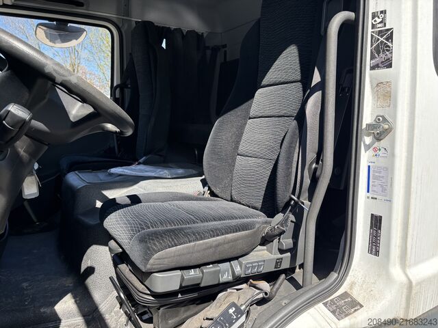 Lastbil med kasseopbygning, lift bagpå (LBW), lavt lad (FFH) og aircondition. Mercedes-Benz ATEGO 821 L, FFH