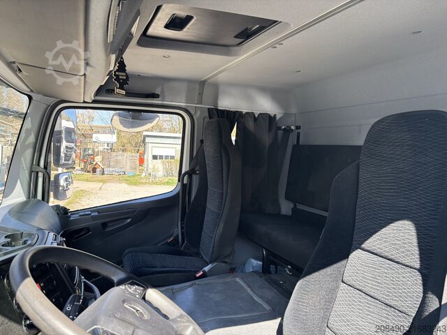Lastbil med kasseopbygning, lift bagpå (LBW), lavt lad (FFH) og aircondition. Mercedes-Benz ATEGO 821 L, FFH