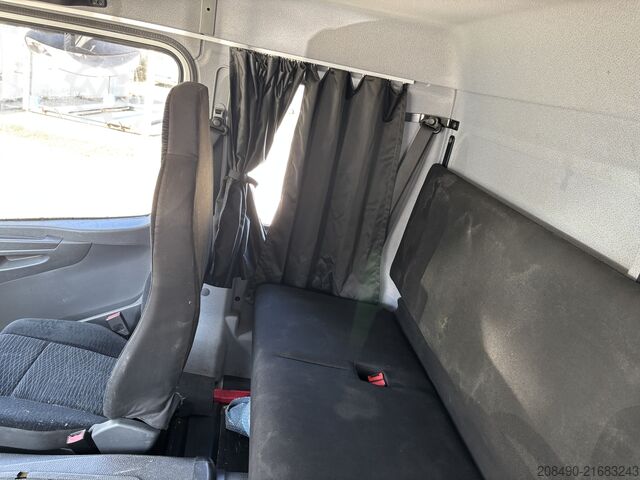 Lastbil med kasseopbygning, lift bagpå (LBW), lavt lad (FFH) og aircondition. Mercedes-Benz ATEGO 821 L, FFH