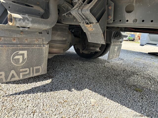 Lastbil med kasseopbygning, lift bagpå (LBW), lavt lad (FFH) og aircondition. Mercedes-Benz ATEGO 821 L, FFH