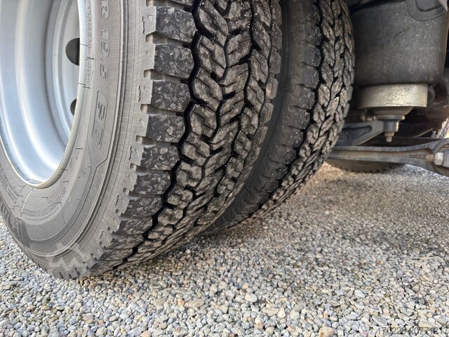 FURGÃO FECHADO COM PLATAFORMA HIDRÁULICA IVECO EUROCARGO 160-280