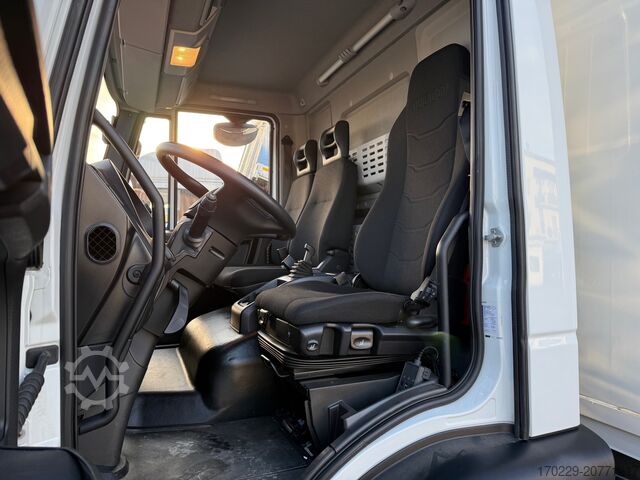 FURGÃO FECHADO COM PLATAFORMA HIDRÁULICA IVECO EUROCARGO 160-280