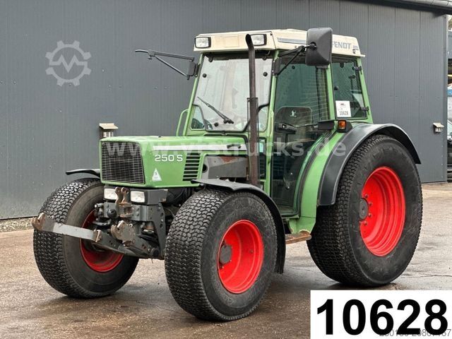Traktor FENDT 250 SA 4x4 Fronthydraulik Rasenbereifung