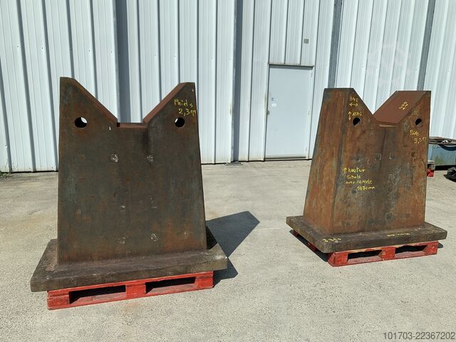 2 Cast iron V supports Supports en V en fonte 