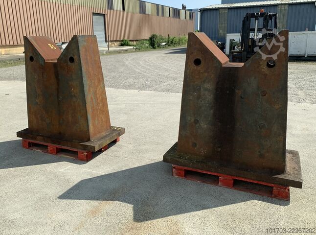 2 Cast iron V supports Supports en V en fonte 