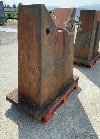 2 Cast iron V supports Supports en V en fonte 