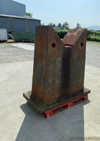 2 Cast iron V supports Supports en V en fonte 