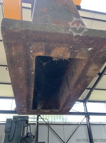 2 Cast iron V supports Supports en V en fonte 