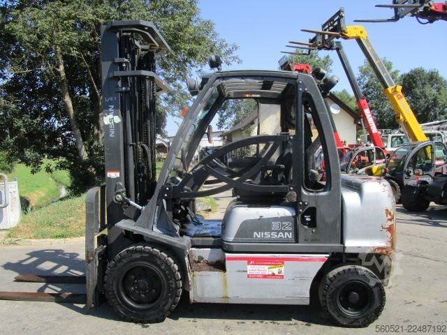 Wózek widłowy z silnikiem wysokoprężnym Nissan 3,2 Ton.-Triplex-FH 5,5m + Seitenschieber