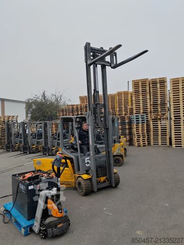 Elektromos – 4 kerék Jungheinrich EFG320 no battery  paket  2 stuck !!!!)