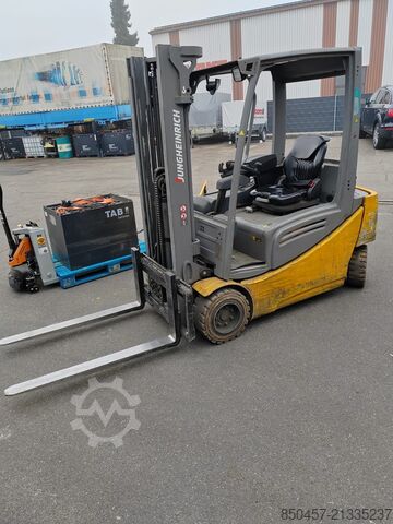 Elektromos – 4 kerék Jungheinrich EFG320 no battery  paket  2 stuck !!!!)