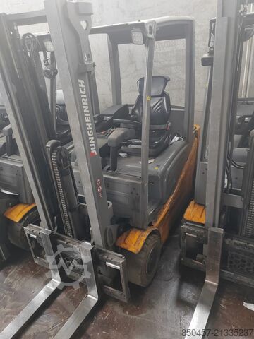 Elektromos – 4 kerék Jungheinrich EFG320 no battery  paket  2 stuck !!!!)