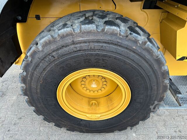 Hjullastare CATERPILLAR 930M Radlader mit Schaufel 2.090 BTH