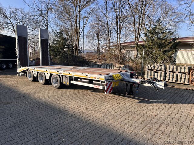 Lågbyggd trailer Möslein TT 34 Zugrohr Gerade  34 t GG Tridem- Tieflader 3 Achs, gelenktNeufahrzeug
