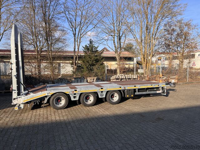 Lågbyggd trailer Möslein TT 34 Zugrohr Gerade  34 t GG Tridem- Tieflader 3 Achs, gelenktNeufahrzeug