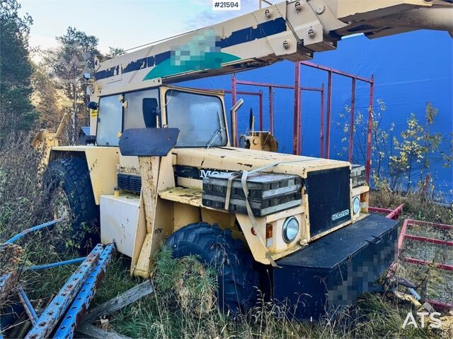 Grue tout-terrain Moelven 694 w/ 2 extensions and 2 hooks.