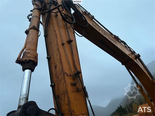 Pelle sur chenilles Hyundai Robex 210LC- 3H excavator w/ 5 buckets. Replaced t