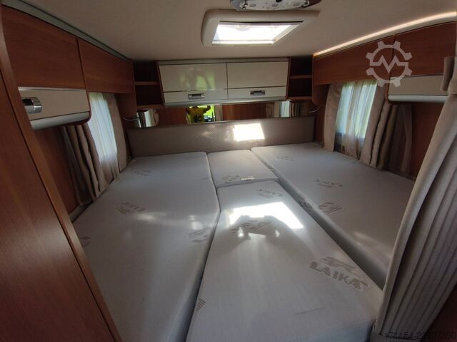 Półzintegrowany kamper LAIKA Ecovip 329, Längsbetten/Hubbett