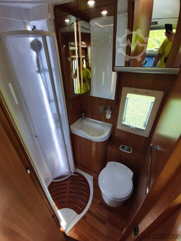 Półzintegrowany kamper LAIKA Ecovip 329, Längsbetten/Hubbett