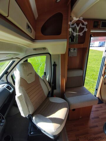 Półzintegrowany kamper LAIKA Ecovip 329, Längsbetten/Hubbett