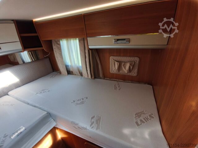 Półzintegrowany kamper LAIKA Ecovip 329, Längsbetten/Hubbett