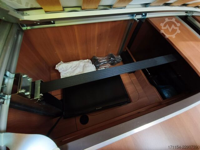 Półzintegrowany kamper LAIKA Ecovip 329, Längsbetten/Hubbett