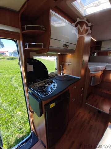 Półzintegrowany kamper LAIKA Ecovip 329, Längsbetten/Hubbett