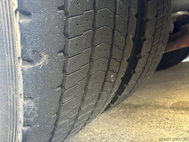 Camion avec plateau et bâche IVECO AD190S36