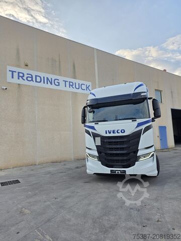 Tractor estándar Iveco 440S51