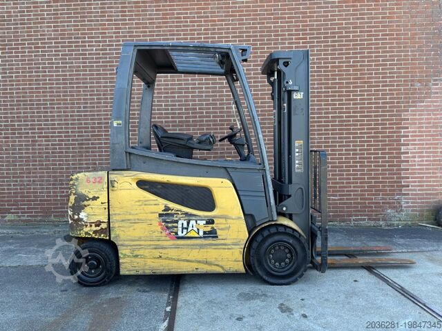 Elektrische vorkheftruck met 4 wielen Caterpillar 2EP5000